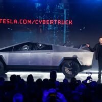 Premierminister Srettha Thavisin sagte, Tesla, Inc. prüfe drei Standorte in Thailand, um hier möglicherweise eine Fabrik für die Produktion von Elektrofahrzeugen zu errichten. Die Entscheidung soll Anfang nächsten Jahres getroffen werden, sagte die Zeitung Matichon am Dienstag (14. November).