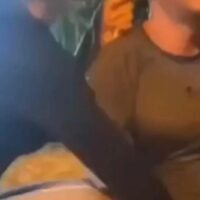 Thailändische Internetnutzer forderten die zuständigen Behörden auf, Maßnahmen zu ergreifen, nachdem ein Video, das zeigt, wie eine thailändische Transfrau einem südkoreanischen Mann am Strand von Pattaya einen Handjob gibt, viral ging . Die Facebook Seite „This is Beauty Queen“ (Beauty Queen) veröffentlichte am 29. Oktober Nachrichten über das Video, das sie auf Twitter (X) gefunden hatte.