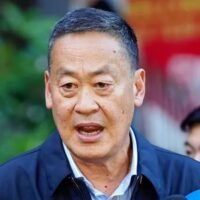 Premierminister und Finanzminister Srettha Thavisin sagte heute Morgen (7. November), er habe keine Befehle für zusätzliche Sicherheit gegeben, nachdem ein Thailänder verhaftet worden sei, weil er in einem Online Beitrag damit gedroht habe, ihn zu töten, berichtete die Zeitung Naewna. Der nicht identifizierte 29-jährige Mann wurde festgenommen, nachdem er auf X, ehemals Twitter, einen Beitrag geteilt hatte, in dem er den Premierminister beleidigte und drohte, ihn zu töten, weil er von seiner Politik und Verwaltung enttäuscht sei.