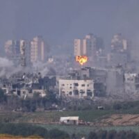 Trotz des eskalierenden Konflikts in Israel haben sich nach Angaben des Außenministeriums über 20.000 thailändische Arbeiter dafür entschieden, zu bleiben. Das Ministerium setzt sich weiterhin dafür ein, die Rückkehr ausreisewilliger Menschen zu erleichtern. Vor den grenzüberschreitenden Razzien der Hamas-Truppen am 7. Oktober arbeiteten etwa 30.000 thailändische Staatsbürger in Israel.