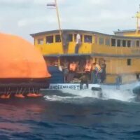 Ein Nachtboot, das von Surat Thani nach Ko Tao fuhr, begann sich mit Wasser zu füllen, nachdem gestern (22. Dezember) im Morgengrauen eine Pumpe ausgefallen war. 70 Touristen, sowohl Ausländer als auch Thailänder, wurden sicher gerettet, bevor es später sank, berichtete die Zeitung Matichon.