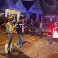 In der ersten Nacht, in der Kneipen und Bars bis 4 Uhr morgens geöffnet bleiben durften, kollidierte ein Ausländer mit einer Limousine mit Arbeitern, die Erdkabel rund um den Wassergraben von Chiang Mai verlegten, tötete einen von ihnen und verletzte zwei weitere, gerade als diese Nachtclubs geschlossen wurden, sagte die Zeitung Naewna und MNG Online heute Nachmittag (16. Dezember).