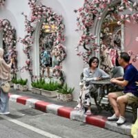 Das Tourismus- und Sportministerium sagt, dass eine allgemeine Versicherung für Touristen möglicherweise nicht notwendig sei, da die Entschädigungssumme für die Gesundheitsversorgung in der Vergangenheit viel niedriger war als die Kosten, die für eine umfangreiche Versicherung zu erwarten waren.