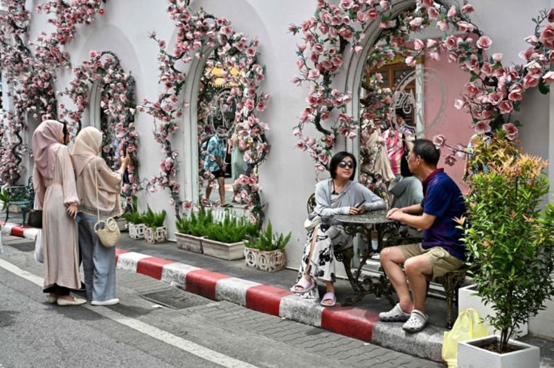 Das Tourismus- und Sportministerium sagt, dass eine allgemeine Versicherung für Touristen möglicherweise nicht notwendig sei, da die Entschädigungssumme für die Gesundheitsversorgung in der Vergangenheit viel niedriger war als die Kosten, die für eine umfangreiche Versicherung zu erwarten waren.