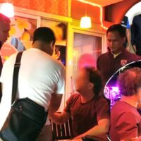 Die örtliche Polizei in Krabi bestätigt, dass ein landesweites Vorgehen gegen Touristen, die ihre Aufenthaltsdauer überschritten haben, im Gange ist. Ein verliebter Deutscher mit gebrochenem Herzen, der seine Sorgen in Bier ertränkte, wurde auf Ko Lanta verhaftet, nachdem er aus Liebe verschmäht worden war. Er gehört zu den ersten, die festgenommen werden. Die festliche Aktion der Einwanderungsbehörde ist im Gange und zielt auf ausgelassene Trinker ab.