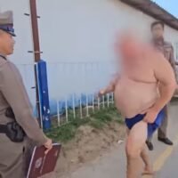 Die Polizei veröffentlichte ein Video eines betrunkenen britischen Mannes, der sich weigerte , verhaftet zu werden , und versuchte, die thailändische Polizei anzugreifen, nachdem er mit seinem Pickup im Bezirk Sattahip in der Provinz Chon Buri gegen ein anderes Fahrzeug gekracht war.