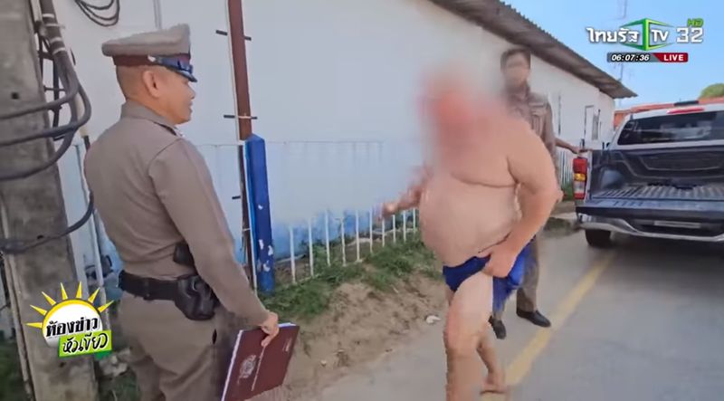 Die Polizei veröffentlichte ein Video eines betrunkenen britischen Mannes, der sich weigerte , verhaftet zu werden , und versuchte, die thailändische Polizei anzugreifen, nachdem er mit seinem Pickup im Bezirk Sattahip in der Provinz Chon Buri gegen ein anderes Fahrzeug gekracht war. Die Polizei veröffentlichte ein Video eines betrunkenen britischen Mannes, der sich weigerte , verhaftet zu werden , und versuchte, die thailändische Polizei anzugreifen, nachdem er mit seinem Pickup im Bezirk Sattahip in der Provinz Chon Buri gegen ein anderes Fahrzeug gekracht war.