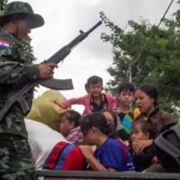 Bis zu 500.000 Flüchtlinge könnten während der erwarteten Trockenzeitoffensive Anfang nächsten Jahres wahrscheinlich vor dem bewaffneten Konflikt zwischen myanmarischen Regierungstruppen und ethnischen Rebellengruppen über die thailändisch-myanmarische Grenze auf thailändisches Territorium fliehen.