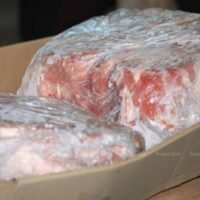 Das Department of Special Investigation (DSI) hat Anklage gegen 22 Verdächtige – 12 Einzelpersonen und 10 juristische Personen – erhoben, die am Schweineschmuggel beteiligt waren, und ihr Vermögen im Wert von rund 90 Millionen Baht beschlagnahmt. Pol Maj Nathapol Ditsayatham, leitender Ermittler im Schmuggelfall, sagte bei einer Pressekonferenz am Dienstag, dass das DSI auch einen leitenden Angestellten der Rainbow Group Co Ltd sowie einen weiteren Beamten vorgeladen habe, der in den Schweineschmuggel verwickelt sei.