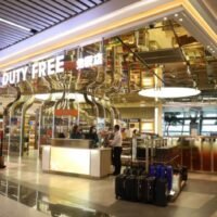 Ein Vorschlag des Finanzministeriums zielt darauf ab, durch die Schließung der Geschäfte in den Ankunftsbereichen von Flughäfen gleiche Wettbewerbsbedingungen zu schaffen. Das Finanzministerium hat vorgeschlagen, Duty-Free Shops für ankommende Passagiere zu schließen, um ausländische Touristen und zurückkehrende thailändische Reisende zu Einkäufen im Land zu ermutigen.