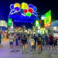 Dank neuer Regierungsvorschriften wird es in den Nachtclubs von Phuket in Patong bald bis 4 Uhr morgens reges Treiben geben. Um die Sicherheit der Partygänger zu gewährleisten, kündigte der Bezirksleiter von Kathu, Theeraphong Chuaychu, die Einrichtung eines Kriegsraums an, um diese Nachtlokale im Auge zu behalten.