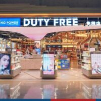 AOT (Airports of Thailand) hat seine Besorgnis über die Abschaffung der Duty-Free Shops bei der Ankunft geäußert und sich darüber beschwert, dass dadurch die mit dem Duty-Free Betreiber King Power geteilten Einnahmen sinken würden. Das Finanzministerium hat vorgeschlagen, die Zollbefreiung für ankommende Passagiere zu streichen, um ausländische Touristen und zurückkehrende thailändische Reisende dazu zu ermutigen, Einkäufe im Land zu tätigen.