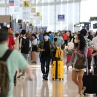 Der Flughafen Suvarnabhumi ist voller Reisender. Die Regierung verzichtet auf die Tourismusabgabe in Höhe von 300 Baht, die während der vorherigen Regierung mehrfach verschoben wurde, und sucht nach alternativen Versicherungen für ausländische Touristen.