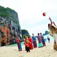 Nach Angaben der thailändischen Tourismusbehörde (TAT) wurde in Thailand ein erheblicher Zustrom indischer Touristen verzeichnet, der in diesem Jahr bisher beeindruckende 1,5 Millionen erreichte. Diese Zahl übertrifft das ursprüngliche Ziel der Behörde dank einer neu eingeführten Regelung zur Befreiung von der Visumpflicht für indische Reisende.