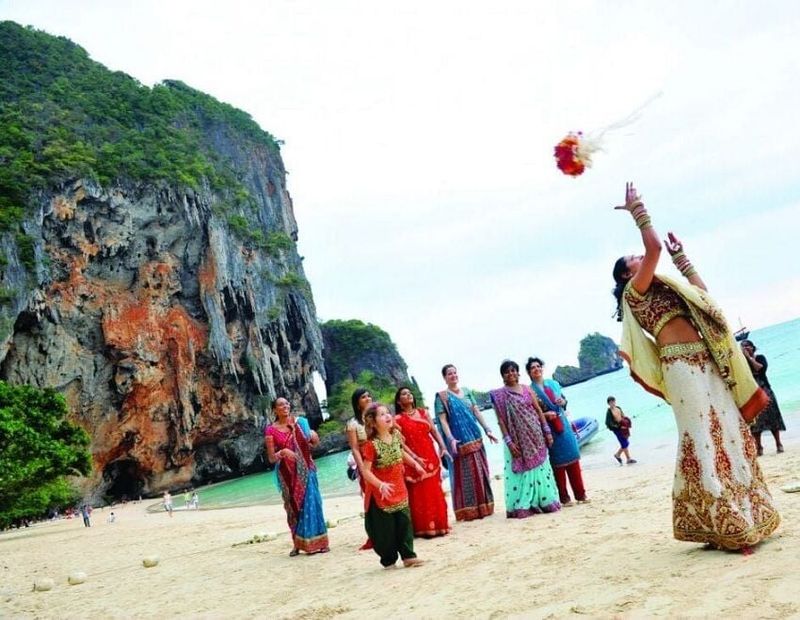 Nach Angaben der thailändischen Tourismusbehörde (TAT) wurde in Thailand ein erheblicher Zustrom indischer Touristen verzeichnet, der in diesem Jahr bisher beeindruckende 1,5 Millionen erreichte. Diese Zahl übertrifft das ursprüngliche Ziel der Behörde dank einer neu eingeführten Regelung zur Befreiung von der Visumpflicht für indische Reisende. Nach Angaben der thailändischen Tourismusbehörde (TAT) wurde in Thailand ein erheblicher Zustrom indischer Touristen verzeichnet, der in diesem Jahr bisher beeindruckende 1,5 Millionen erreichte. Diese Zahl übertrifft das ursprüngliche Ziel der Behörde dank einer neu eingeführten Regelung zur Befreiung von der Visumpflicht für indische Reisende.