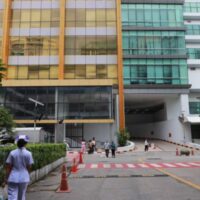 Justizminister Oberst Tawee Sodsong hat sich von der Entscheidung des Justizministeriums (Department of Corrections, DoC) distanziert, dem verurteilten ehemaligen Premierminister Thaksin Shinawatra die medizinische Behandlung von VIPs außerhalb des Gefängnisses zu gestatten.