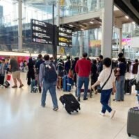 Die thailändische Zivilluftfahrtbehörde (CAAT) hat eine frische Brise für Reisende angekündigt – die Flugpreise sollen im nächsten Jahr sinken. Mit einem Zustrom lizenzierter Fluggesellschaften und einer Staffel neuer Flugzeuge am Horizont wird der Himmel bald viel erschwinglicher sein, berichtet die thailändische Zivilluftfahrtbehörde (CAAT).