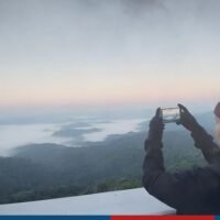 Oberthailand wird von Samstag bis Dienstag aufgrund eines starken Hochdrucksystems, das sich von China aus erstreckt, vereinzelte Gewitter erleben, teilte das thailändische Wetteramt am Samstag mit. Das Ministerium fügte hinzu, dass während der vier Tage starke Winde und ein Temperaturabfall um 3 bis 5 Grad Celsius im Nordosten und um 1 bis 3 Grad Celsius im Norden, in der Mitte, einschließlich der Metropolregion Bangkok, und in Regionen im Osten zu erwarten seien.