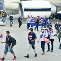 Die thailändische Regierung genehmigte einen 750 Millionen Baht Fonds zur Entschädigung thailändischer Arbeiter, die vom Israel-Hamas Konflikt betroffen sind. Diese Entscheidung gab Regierungssprecher Chai Wacharonke gestern bekannt. Das Kabinett hat diesem Vorschlag des Arbeitsministeriums zugestimmt und damit grünes Licht für die Verwendung des zentralen Nothaushalts des laufenden Haushaltsjahres gegeben.