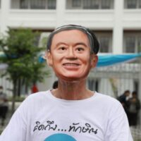 Es bleibt ein großes Fragezeichen über dem Schicksal des verurteilten ehemaligen Premierministers Thaksin Shinawatra: Wird er weiterhin im 14. Stock des Police General Hospital bleiben, um unbekannte Krankheiten medizinisch behandeln zu lassen? Oder wird er in das Untersuchungsgefängnis Bangkok zurückgeschickt?