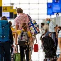 Premierminister Srettha Thavisin hat das Ministerium für Tourismus und Sport angewiesen, eine Reiseversicherung abzuschließen, um Unfälle und Todesfälle für alle ausländischen Touristen abzudecken, die während der Neujahrsferien in Thailand ankommen.