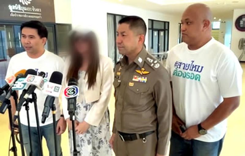 Social-Media-Star beschwert sich bei der Polizei über das Scheitern ihrer Beziehung. Nachdem sie Herrn Zhang von ihrer Schwangerschaft erzählt hatte, kehrte er plötzlich nach China zurück, nachdem er das Geschlecht des Kindes erfahren hatte, was Frau Noey in emotionalem Aufruhr zurückließ. Sie behauptet, dass chinesische Männer thailändische Frauen aus Liebessucht ins Visier nehmen, was sie als „Jagd auf Söhne“ bezeichnet. Der Heiratsvermittler machte sie dafür verantwortlich, dass sie eine Tochter hatte.