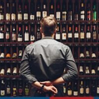 Das Finanzministerium wird dem Kabinett am Dienstag neue Maßnahmen vorschlagen, um Duty-Free Shops im Ankunftsbereich aller Flughäfen zu schließen und die Steuern auf alkoholische Getränke zu senken. Diese Maßnahmen zielen darauf ab, den Tourismus und die Inlandsausgaben anzukurbeln, sagte der ständige Sekretär des Ministeriums, Lavaron Sangsnit, gestern am Montag.