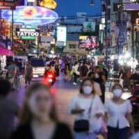 Da die neue Schließzeit heute um 4 Uhr morgens am Freitag beginnen soll, sagten Tourismusbetreiber auf der Khao San Road, dass dies keine großen Auswirkungen haben würde, da dieser Bereich schon für längere Zeit nicht zur Zone gehört.