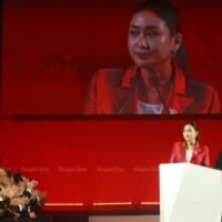 Pheu Thai Führer Paetongtarn „Ung-Ing“ Shinawatra meldet sich für den „Mini-NDC“-Kurs des National Defense College für junge Führungskräfte an. Einer Militärquelle zufolge wird Paetongtarn Shinawatra zu den ersten jungen Führungskräften gehören, die einen neuen Verteidigungslehrplan des National Defense College (NDC) studieren.