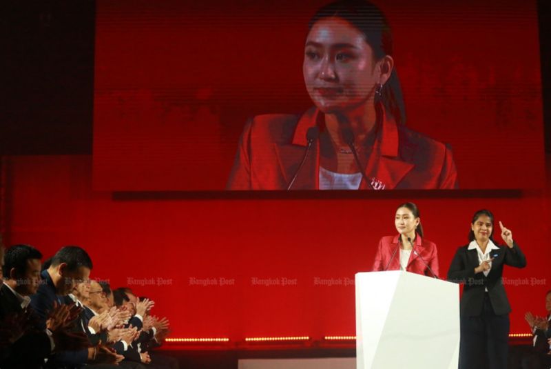Pheu Thai Führer Paetongtarn „Ung-Ing“ Shinawatra meldet sich für den „Mini-NDC“-Kurs des National Defense College für junge Führungskräfte an. Einer Militärquelle zufolge wird Paetongtarn Shinawatra zu den ersten jungen Führungskräften gehören, die einen neuen Verteidigungslehrplan des National Defense College (NDC) studieren.