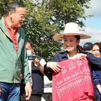 Gestern (6. Dezember) wurde eine neue Beschwerde gegen Premierminister Srettha Thavisin eingereicht, weil er angeblich gegen das Gesetz verstoßen hatte, indem er dem Pheu Thai Führer Paetongtarn Shinawatra ein persönliches Geschenk im Wert von über 6.000 Baht überreichte.