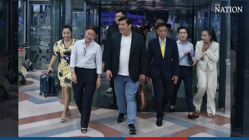 Der zweitälteste Sohn Seiner Majestät des Königs, Vacharaesorn Vivacharawongse, „Than On“ reiste am Montag (18. Dezember) nach seiner zweiwöchigen Reise in Thailand zurück nach New York.<br /> Vacharaesorn veröffentlichte Fotos von sich und seinen Anhängern am Flughafen Suvarnabhumi in der Provinz Samut Prakan mit der Nachricht: „Wir sehen uns wieder #ThailandI❤ you #ileaveonlytoreturn“. Der zweitälteste Sohn Seiner Majestät des Königs, Vacharaesorn Vivacharawongse, „Than On“ reiste am Montag (18. Dezember) nach seiner zweiwöchigen Reise in Thailand zurück nach New York. Vacharaesorn veröffentlichte Fotos von sich und seinen Anhängern am Flughafen Suvarnabhumi in der Provinz Samut Prakan mit der Nachricht: „Wir sehen uns wieder #ThailandI❤ you #ileaveonlytoreturn“.
