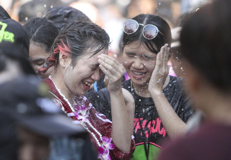 Das National Soft Power Development Committee hat seine Idee, das Songkran Festival den ganzen Monat April über zu veranstalten, klargestellt und erklärt, dass die Wasserspritzer-Feierlichkeiten traditionell weiterhin am 13. und 15. April stattfinden werden, während andere kulturelle Veranstaltungen den ganzen Monat im ganzen Land organisiert werden.
