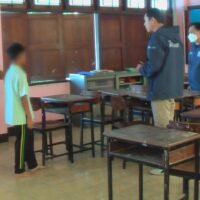 Ein Thai Lehrer an einer Privatschule in der Zentralprovinz Lop Buri hat zwei 12-jährige Schüler körperlich angegriffen . Eines der Opfer erlitt durch den Angriff einen Rippenbruch. Die Eltern der beiden Opfer reichten am Mittwoch den 27. Dezember bei der Polizeiwache Mueang Lop Buri eine Beschwerde gegen den männlichen Lehrer Atisit Ninlanark ein . Die Eltern berichteten, dass die Jungen am 26. Dezember wegen eines Missverständnisses vom Lehrer angegriffen worden seien.