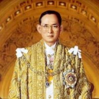 Thailand bereitet sich darauf vor, heute am 5. Dezember den Geburtstag von König Bhumibol Adulyadej dem Großen zu begehen, ein Tag, der auch als Nationalfeiertag und Vatertag gefeiert wird. Das Kulturministerium (MOC) hat landesweit eine Reihe kultureller und religiöser Veranstaltungen angekündigt, um den bedeutenden Einfluss des Königs auf die thailändische Gesellschaft und Kultur zu würdigen.