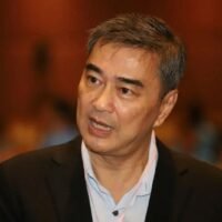 Laut dem ehemaligen Vorsitzenden der Partei, Abhisit Vejjajiva , steht die Demokratische Partei in Thailand am Rande einer Krise , nachdem aufgrund eines kürzlich erfolgten Führungswechsels ein überwältigender Verlust an Mitgliedern eingetreten ist. Chalermchai Sri-on, der neunte gewählte Führer der Demokraten, übernahm inmitten interner Unruhen die Führung.
