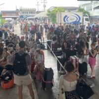 Die raue See zwang am Sonntag die Absage eines eintägigen Besuchs auf Ko Samui für etwa 5.500 Passagiere, hauptsächlich Europäer, an Bord zweier Kreuzfahrtschiffe vor der südlichen Ferieninsel. Betroffen waren 2.852 Passagiere des Linienschiffs Celebrity Solstice und 2.670 der Passagiere der Diamond Princess. Beide Schiffe waren mit insgesamt etwa 2.000 Besatzungsmitgliedern aus Singapur eingetroffen. Starker Wind und Wellen hinderten die Passagiere daran, kleinere Boote zur Ferieninsel im Golf von Thailand zu besteigen.