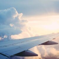 Thanakorn Wangboonkongchana, Mitglied des Repräsentantenhauses und stellvertretender Vorsitzender der Palang Pracharath Partei (PPRP), hat Bedenken hinsichtlich der überhöhten Flugpreise während der Ferienzeit geäußert. Er forderte das Verkehrsministerium und die thailändische Zivilluftfahrtbehörde (CAAT) auf, die Fluggesellschaften zu überprüfen, nachdem sich Passagiere über überhöhte Ticketpreise beschwert hatten, insbesondere für Flüge von Bangkok nach Krabi.