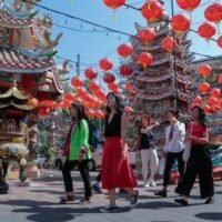 Beim Null-Dollar Tourismus, einem seit langem bestehenden Übel in Thailand, lenken chinesische Reiseveranstalter Besucher ausschließlich zu von Chinesen geführten Einrichtungen und berauben so lokale Unternehmen potenzieller Einnahmen. Im Gegensatz dazu setzt Saichons taiwanesische Gruppe auf Opulenz und übernachtet fünf Tage lang in einem Fünf-Sterne-Hotel für satte 100.000 Baht pro Person.