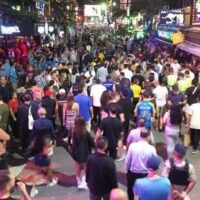 Die Nachtlokale im Patong Strandbereich von Phuket dürfen jetzt bis 4 Uhr morgens geöffnet bleiben. Die Provinzbehörden haben den lokalen Rettungsschwimmern befohlen, den Patong Strand genau zu überwachen, da sie befürchten, dass Touristen nach der Schließung schwimmen gehen könnten, sagten TV Channel 7 und die Zeitung Matichon am Sonntag den 17. Dezember.