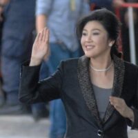 Die ehemalige Premierministerin Yingluck Shinawatra hat geduldig versucht, dem Beispiel eines beispiellosen Heimkehrstils ihres Bruders / de-facto Pheu Thai Chefs und Sträflings Thaksin Shinawatra zu folgen, wie eine parteiische Quelle am Mittwoch (27. Dezember) bestätigte.