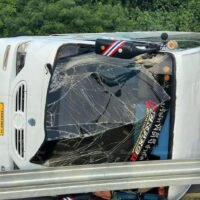 Ein kleiner Reisebus überschlug sich am Dienstagmorgen in einer Kurve im Bezirk Thalang und verletzte 17 chinesische Touristen, zwei von ihnen schwer, und zwei der thailändischen Besatzung. Der Unfall ereignete sich in der Bang-Duk Kurve auf der Thep Krasattri Road und die Polizei wurde gegen 7.50 Uhr gerufen, so Pol Maj Akkaraphon Sriwilai, stellvertretender Chefermittler von Tha Chatchai.