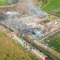 Die jüngste Zählung zeigt, dass gestern Nachmittag (17. Januar) 21 Menschen bei einer Explosion in einer Feuerwerksfabrik in Suphan Buri ums Leben kamen, während die Überreste von zwei weiteren Opfern noch untersucht werden, zitierte die Zeitung Thai Rath die Polizei am späten Abend.