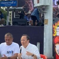 Aktivisten versammelten sich gestern (12. Januar) vor dem Regierungsgebäude, um ihren Einwand gegen den Aufenthalt des faktischen Pheu Thai Chefs und Sträflings Thaksin Shinawatra für den 141. Tag im Polizeikrankenhaus zu erheben, und drohten mit einer Ausweitung ihrer Kundgebung, wenn die Regierung nicht in der Lage sei, Klarheit zu schaffen und dieses Problem an die Öffentlichkeit zu bringen, sagte die Zeitung Naewna.