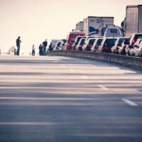 Gestern Abend ereignete sich auf den Straßen von Phuket ein tragisches Ereignis, als ein 59-jähriger Amerikaner, Angestellter eines renommierten Hotels in der nördlichen Region der Insel, bei einem verheerenden Verkehrsunfall ums Leben kam. Das Unglück ereignete sich auf der Thepkrasattri Road, einer Hauptverkehrsstraße in der Gegend, wo der Mann von einem riesigen Lastwagen überrollt wurde.