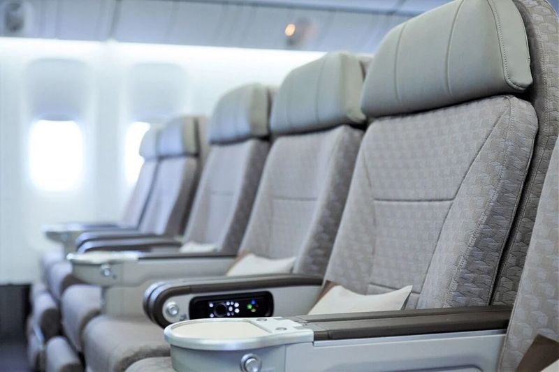 Das Hauptmerkmal der Premium Economy Class ist ihr großzügiges Platzangebot. Aber dieser Kurs bietet nicht nur zusätzlichen Platz, sondern auch viele überraschende Vorteile, von denen Sie wahrscheinlich nie wussten, dass sie existieren