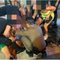 Gestern Morgen, am 5. Januar, wurde der örtlichen Polizei eine Straßenschlägerei zwischen einer Gruppe britischer und südafrikanischer Touristen auf der Bangla Road in Patong, Phuket, gemeldet. Beide Parteien erlitten Verletzungen und die Kusoldharm Phuket Foundation wurde mobilisiert, um die Verletzten zur Behandlung zu schicken.
