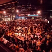 Beamte durchsuchten am frühen Sonntagmorgen einen illegalen Nachtclub im Bezirk Khlong Luang in der Provinz Pathum Thani und fanden fast 500 Minderjährige. Nach Angaben von Ronnarong Thipsiri, einem Generalinspekteur der Abteilung für Provinzverwaltung, durchsuchten etwa 50 Beamte um 12.30 Uhr den Pub „HEAVEN Rangsit“, nachdem sie sich über dessen illegalen Betrieb, minderjährige Gäste und Verstöße gegen die Schließzeit und Lärmschutzvorschriften beschwert hatten.
