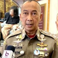 General Torsak Sukwimol, der thailändische Nationalpolizeikommissar, sprach am Dienstag im Hauptquartier der Royal Thai Police zu Reportern. Obwohl er seinen Aufruf auf der Grundlage eines umfassenderen Themas im Zusammenhang mit schweren Straftaten von unter 15-Jährigen formulierte, machte er abschließend klar, dass dies auch Herausforderungen umfasste, die durch den Fall Siam Paragon Shopping Center und das Massaker vom 3. Oktober durch einen 14-jährigen psychisch kranken Junge aufgeworfen wurden.