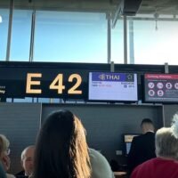 Etwa 300 Passagiere, die den Flug TG 971 von Thai Airways International (THAI) gebucht hatten, saßen am Montag (15. Januar) am Flughafen Zürich in der Schweiz fest, nachdem ihr Flug nach Thailand annulliert worden war, teilte eine Nachrichtenquelle The Nation am Dienstag mit. Der Flug sollte am Montag um 13.15 Uhr den Flughafen Suvarnabhumi in Bangkok erreichen, wurde jedoch aufgrund eines Problems mit dem Flugzeug abgesagt
